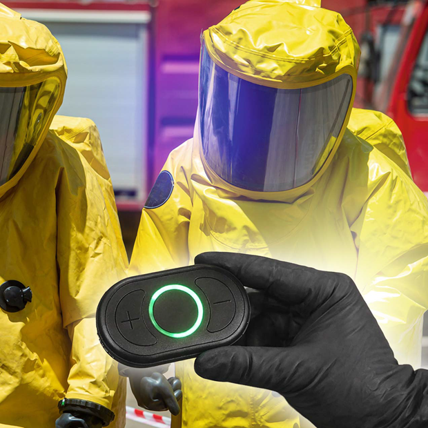 Mensen in beschermende pakken met een gloeiend apparaat.