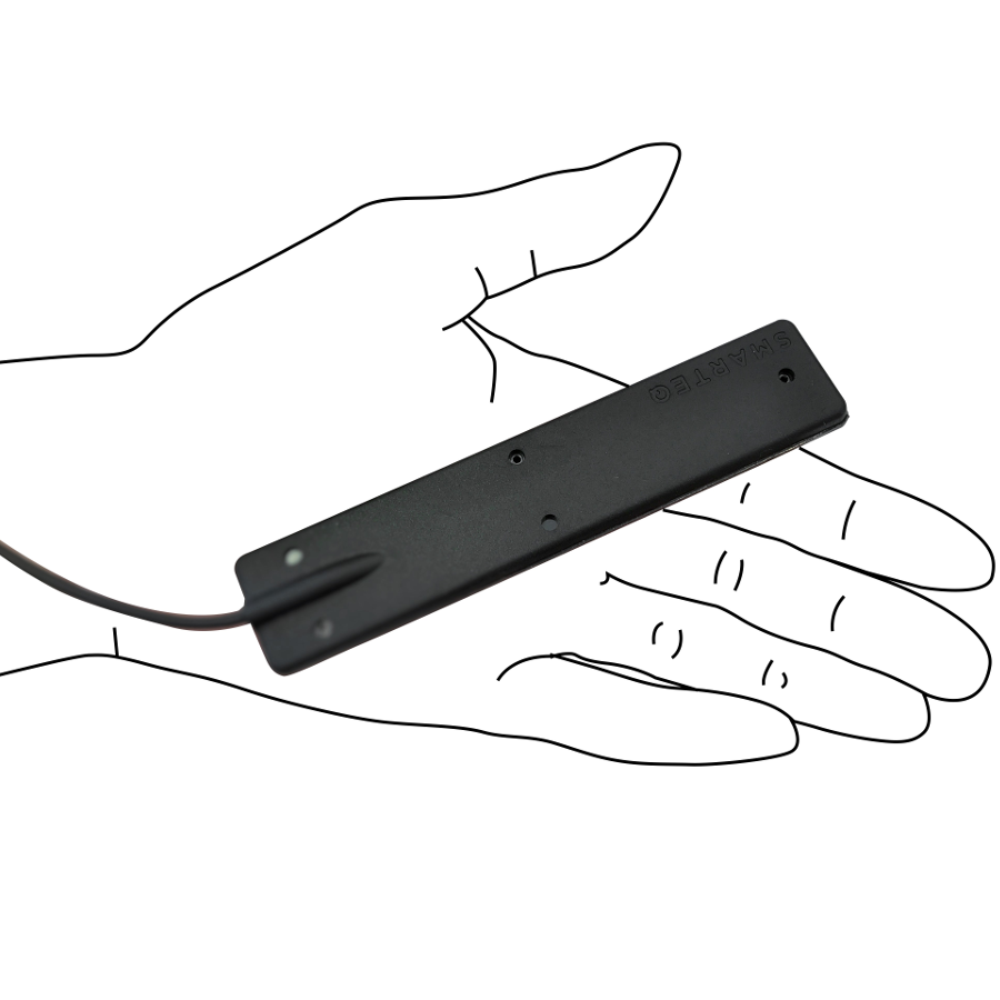 Zwart rechthoekig apparaat met kabel op getekende handpalm.