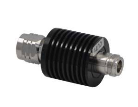 Zwarte koellichaam met twee metalen connectors, een gemarkeerd "OUT".