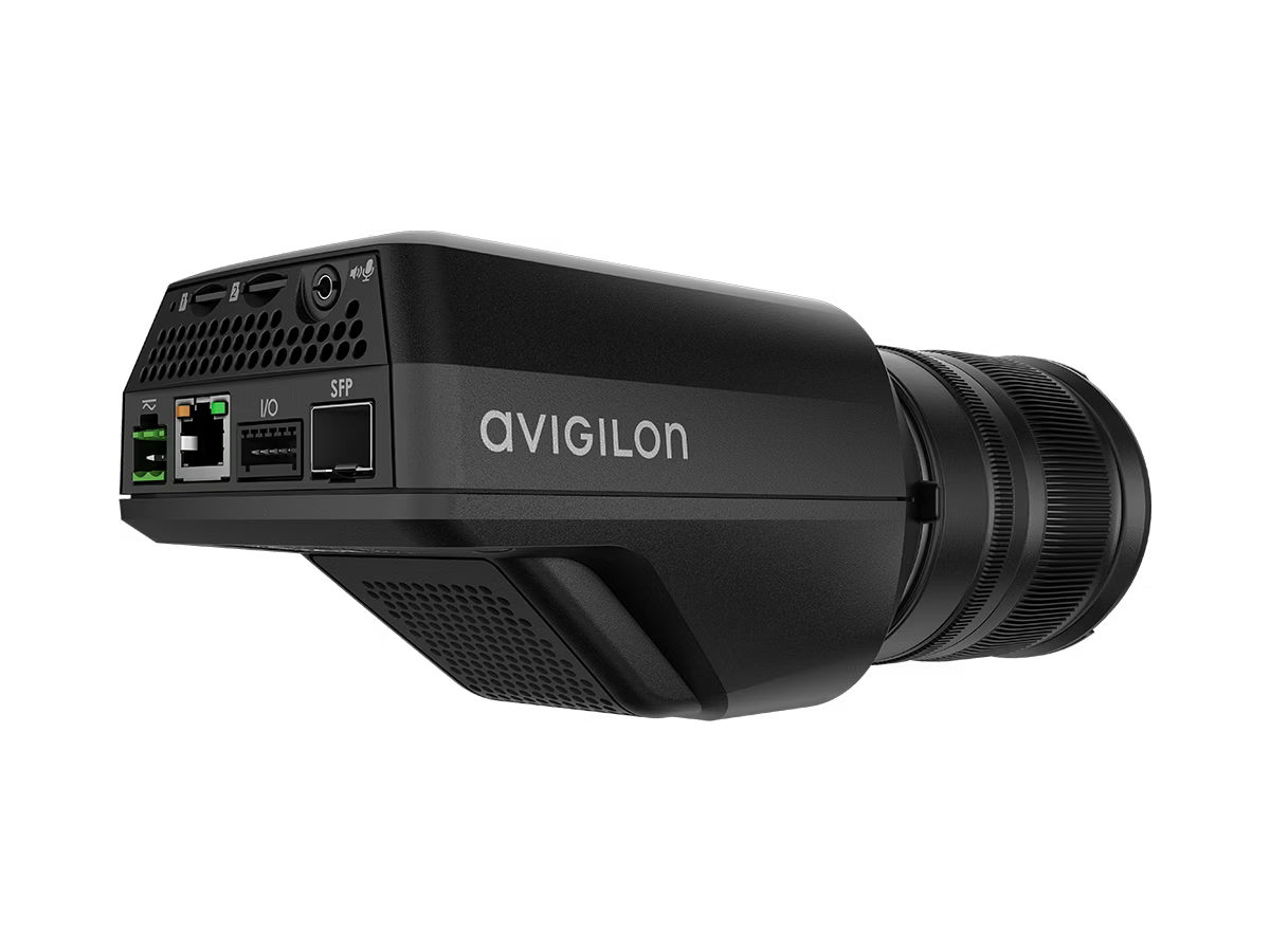 Caméra de surveillance noire avec plusieurs ports et mention "Avigilon".