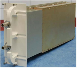 Dispositif métallique avec connecteurs blancs sur fond bleu.