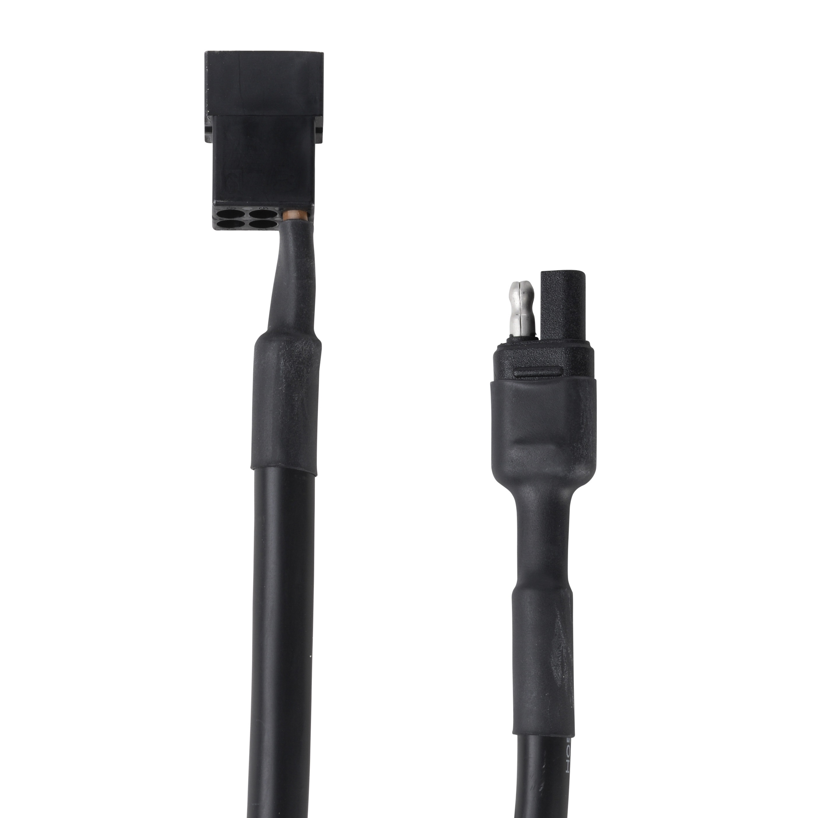 Deux câbles de connexion électriques noirs avec des fiches différentes.