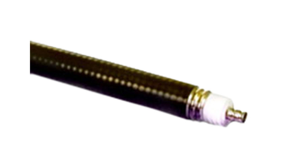 Close-up van een zwart slangelement met zilveren connector.