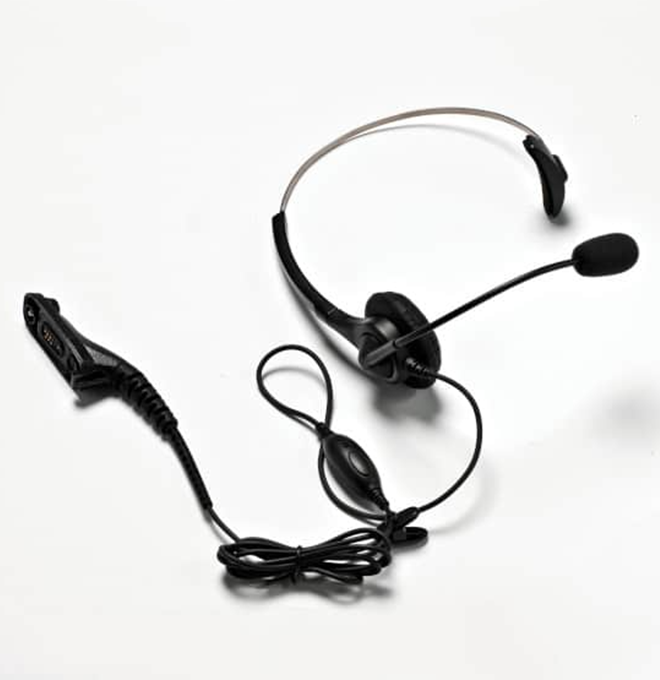 Een zwart bedraad headset met microfoon op een witte achtergrond.