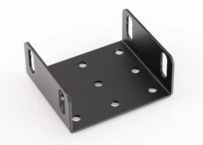 Zwart metalen beugel met gaten en zijsleuven.