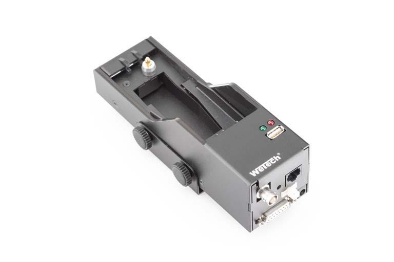 Zwart elektronisch apparaat met USB-poort en draaiknoppen.