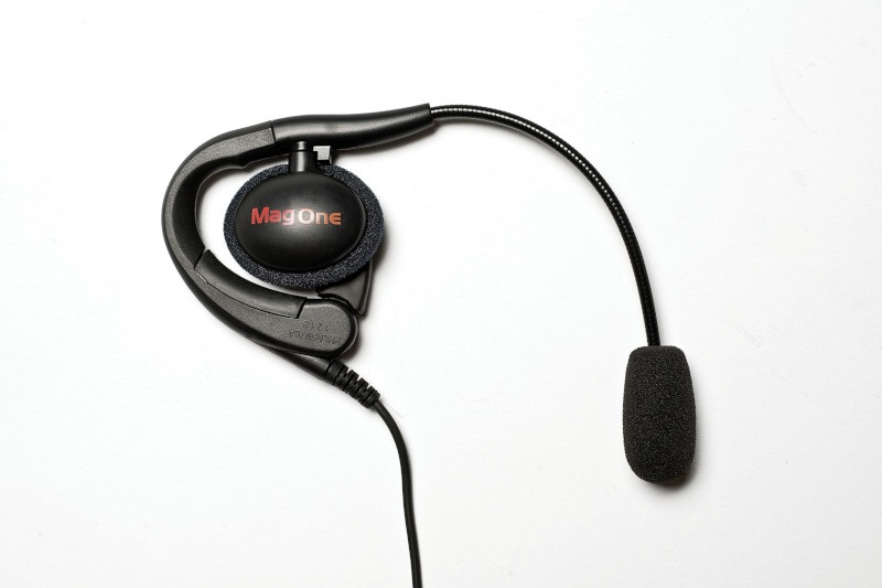Casque noir avec boucle auriculaire et microphone, marque MagOne.