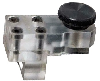 Pièce en plastique transparent avec bouton noir et trois trous de vis.