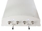 Witte LED-lamp met schakelaars en kabelverbindingen.