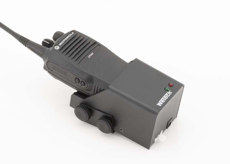 Radio Motorola connectée à un chargeur.