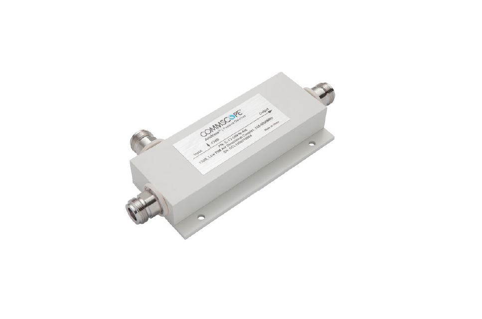 Boîtier en métal avec deux connecteurs d'antenne et étiquette sur le dessus.