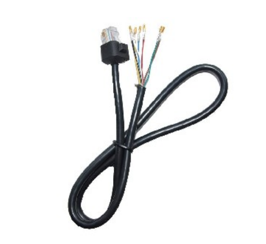 Câble noir avec connecteur RJ45 et extrémités de fils ouvertes.