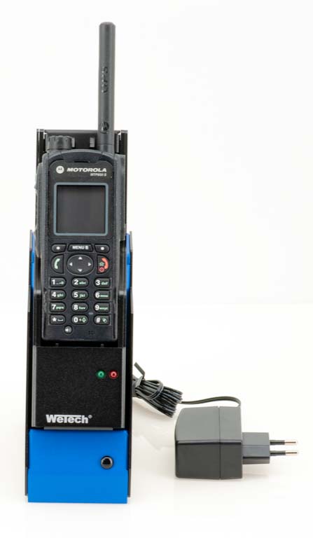 Radio in dockingstation met stroomadapter ernaast