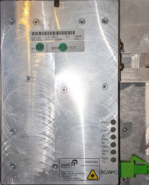 Boîtier métallique avec étiquette, plusieurs LED et port SC/APC vert sur le côté.