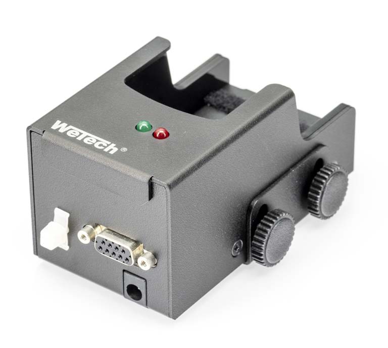 7000-00751460_wem_05.jpg Een zwart elektronisch apparaat met rode en groene lampjes, twee geribbelde knoppen en een VGA-aansluiting.