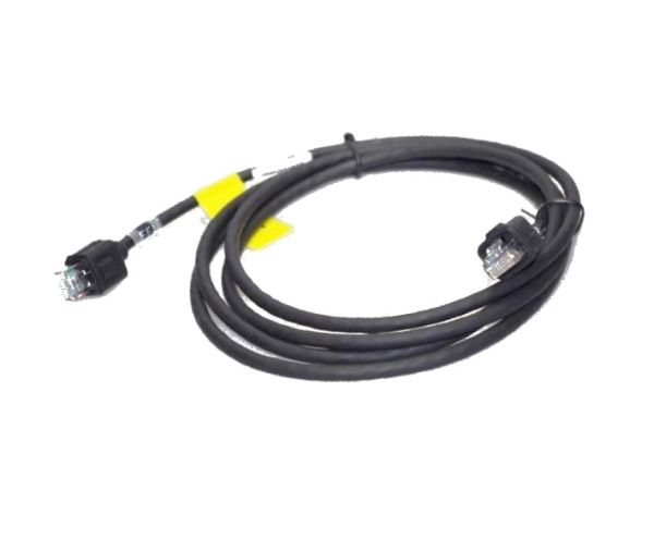 Zwart netwerkkabel met twee RJ45-stekkers en gele markeringen.
