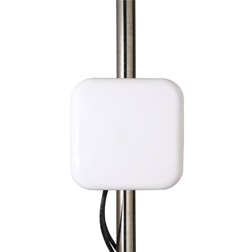 Antenne blanche carrée montée sur un poteau en métal.