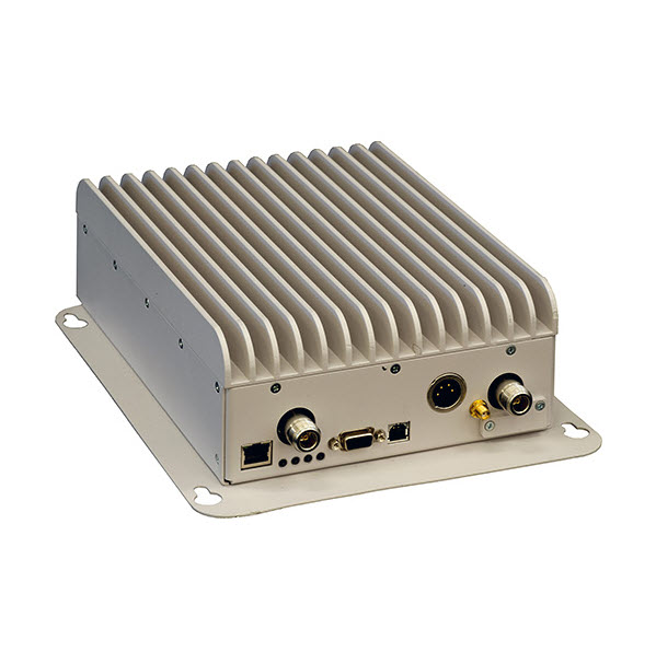 Boîtier métallique avec ailettes de refroidissement et plusieurs connecteurs d'un côté.