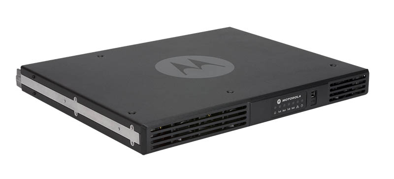 Zwarte rechthoekige router met zijopeningen.