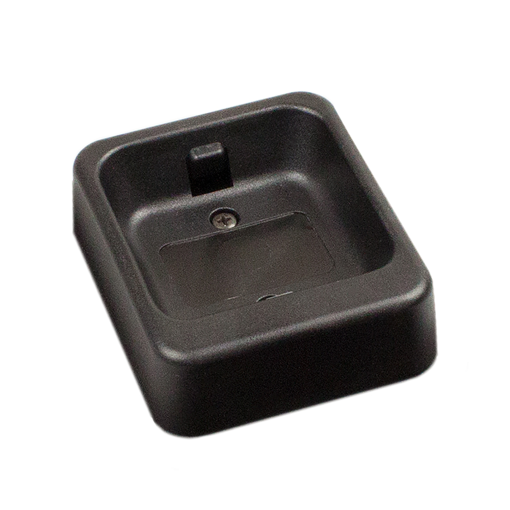 6507-012-002-51.jpg Zwarte oplaadbasis met rechthoekige uitsparing en metalen contact.