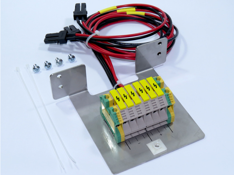Composants électroniques sur plaque métallique avec câbles, vis et colliers.