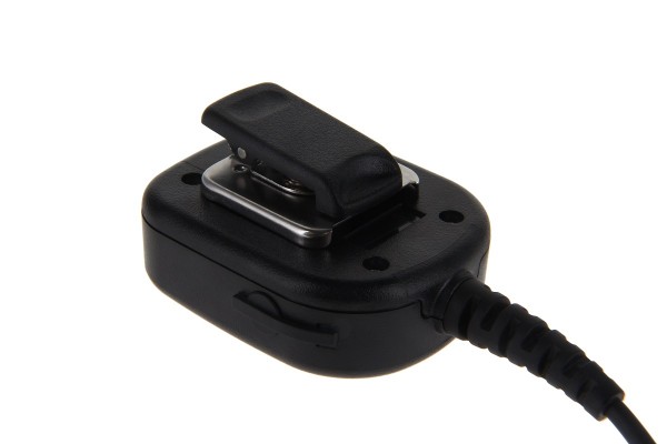 Connecteur de câble noir-gris avec clip de fixation.