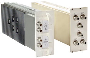 Twee elektronische apparaten met aansluitpoorten en koelribben.