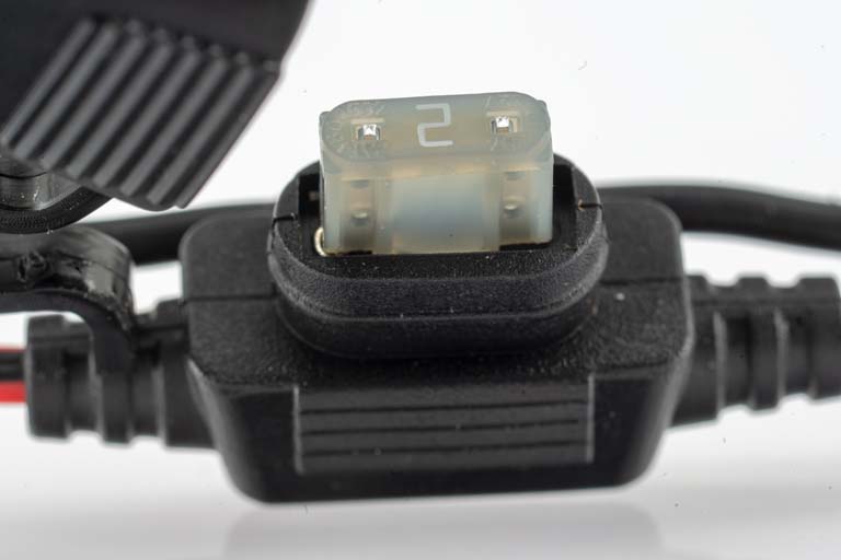 Gros plan d'un fusible dans un support, numéro 2 visible.