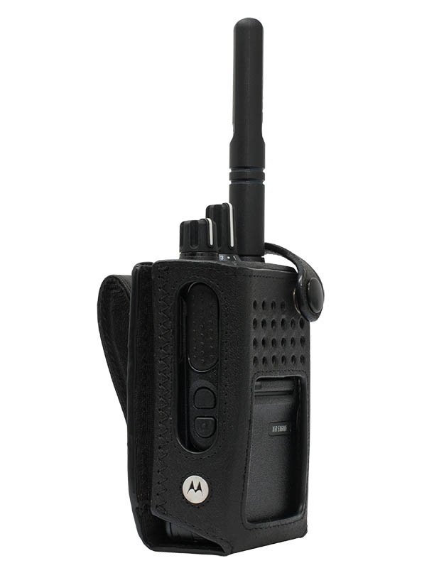 Émetteur-récepteur dans un étui de protection noir avec antenne et boutons.