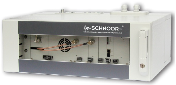 Un appareil électronique fermé avec divers ports et un ventilateur.