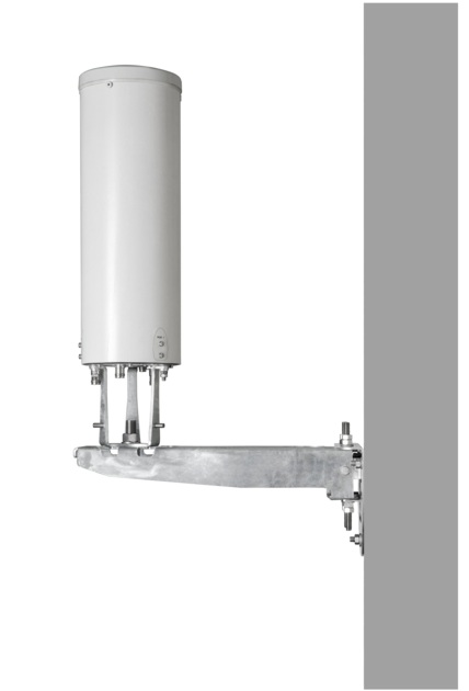 Cilindervormige antenne aan muur bevestigd.