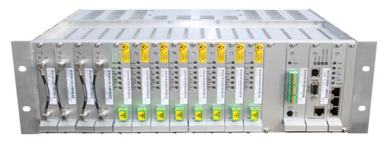 Rack électronique avec plusieurs emplacements et connexions de câbles.