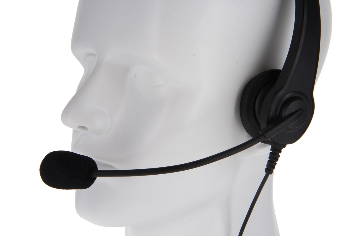 Hoofd van mannequin draagt een zwart headset met microfoon.
