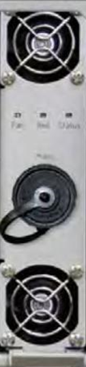 7000-00753210_com_01.png Achterkant van server met drie ventilatoren en stroomsokkel.