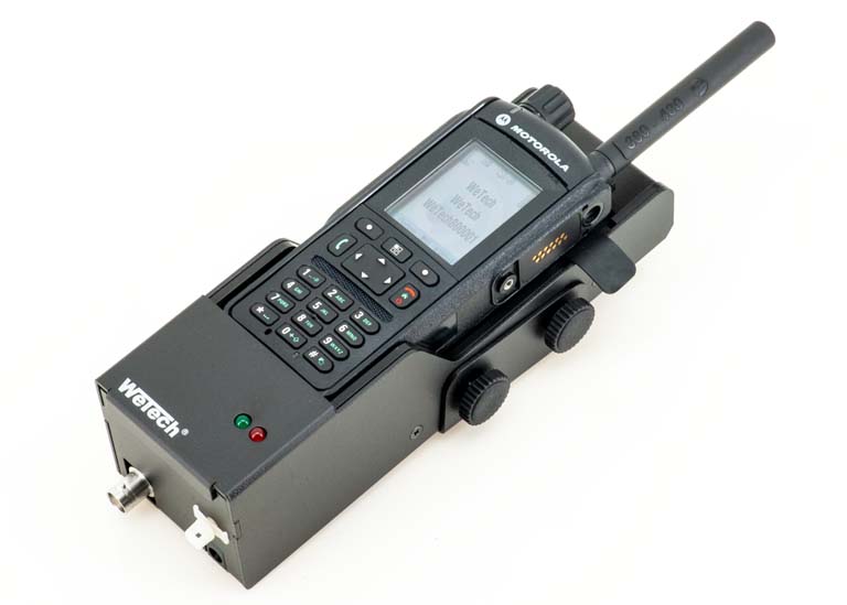 7000-00735400_wem_01.jpg Radiotoestel met antenne en bedieningselementen op laadstation.