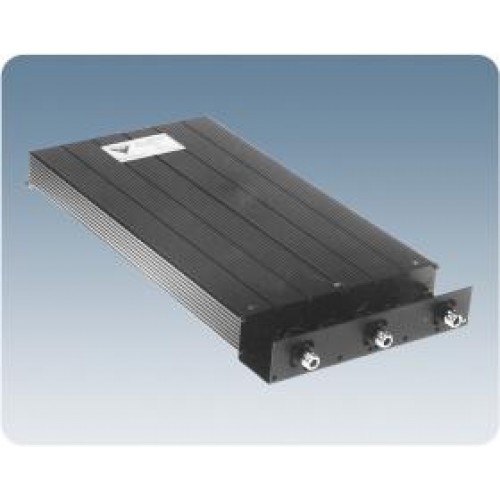 Zwart, rechthoekig elektronisch apparaat met aansluitingen aan de voorkant.