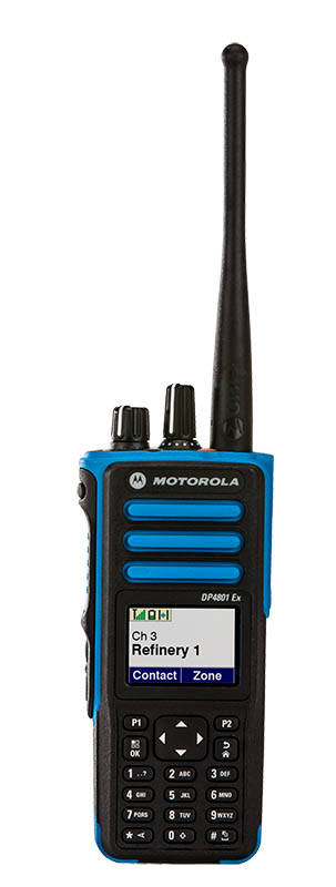 Draagbare radio met scherm, knoppen en lange antenne.