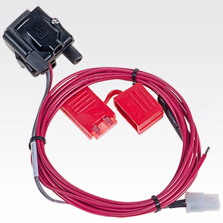 Rode kabel met zwarte en rode connectoren.