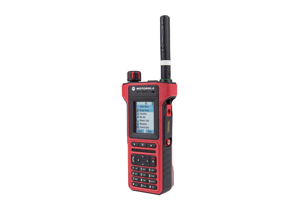 Rode radio met antenne, toetsenbord en scherm met menu.