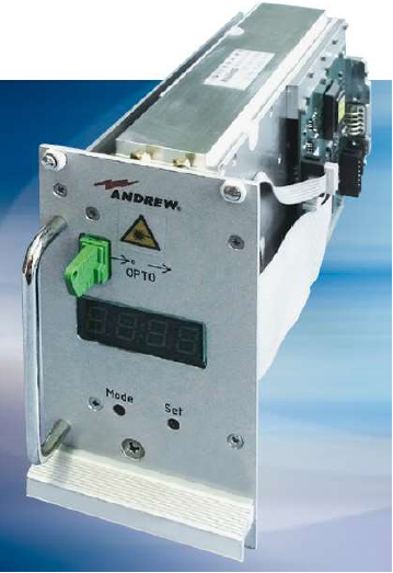 Appareil en métal avec écran et connecteurs sur fond bleu.