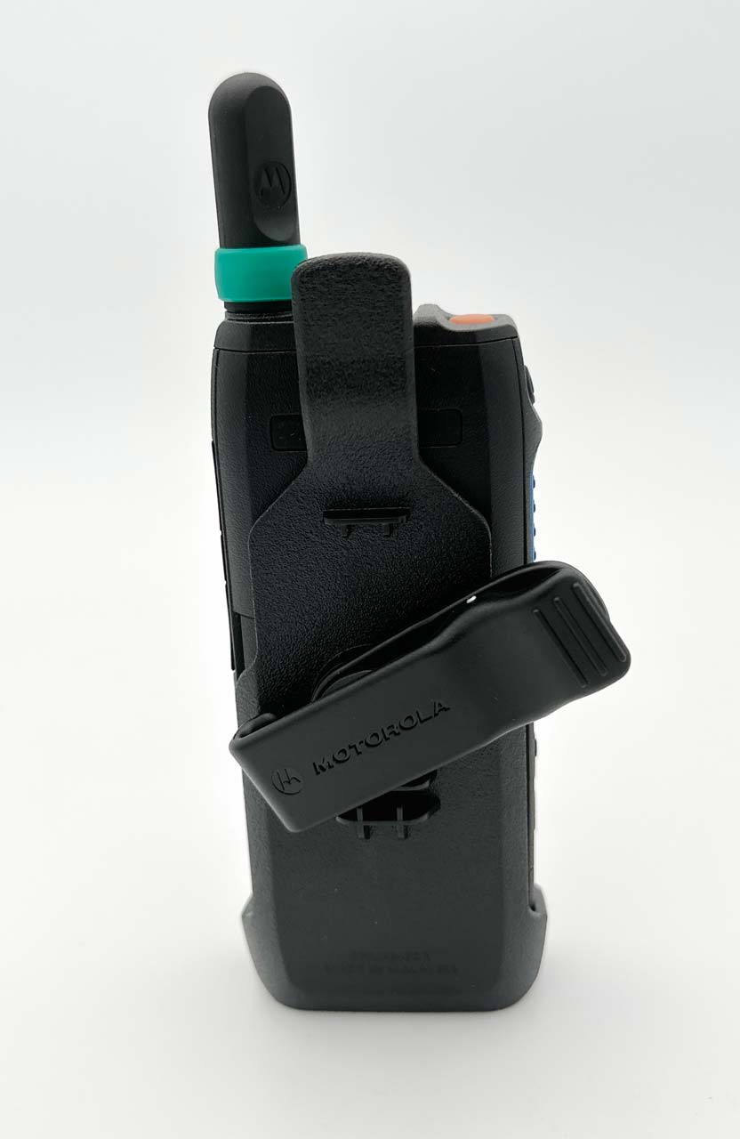 Achteraanzicht van een zwarte radio met riemclip.