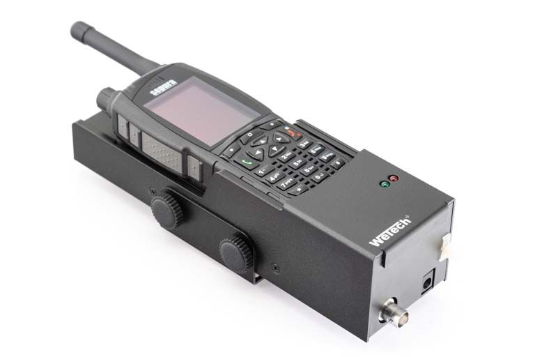 Zwart radiotoestel met antenne, knoppen en scherm.
