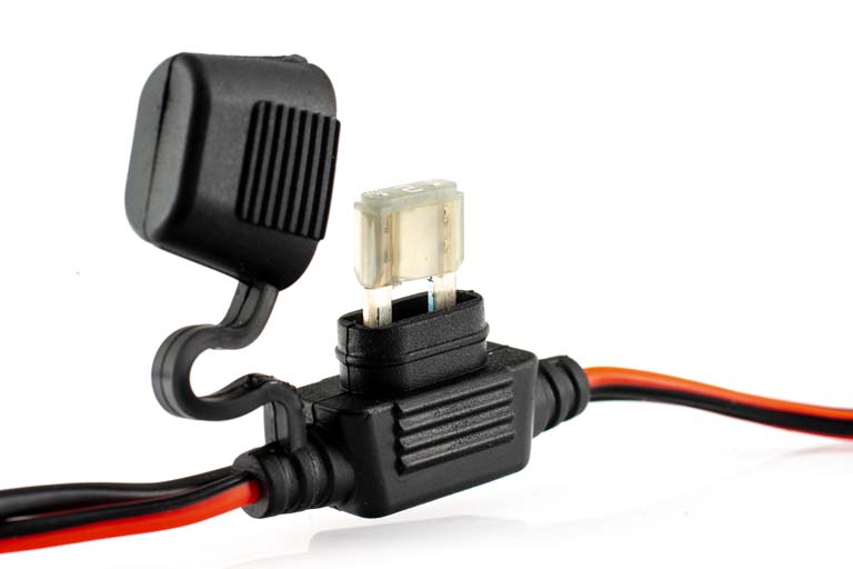 Porte-fusible automobile avec couvercle ouvert et fusible lame installé.