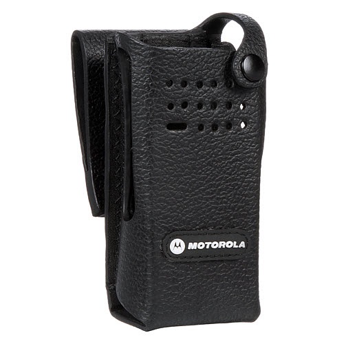 7000-00337800_mot_01.jpg Zwarte lederen hoes voor mobiele apparaten met Motorola-logo, riemclip en gaatjespatroon.