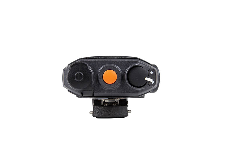 Vue avant d'un dispositif électronique avec plusieurs boutons.