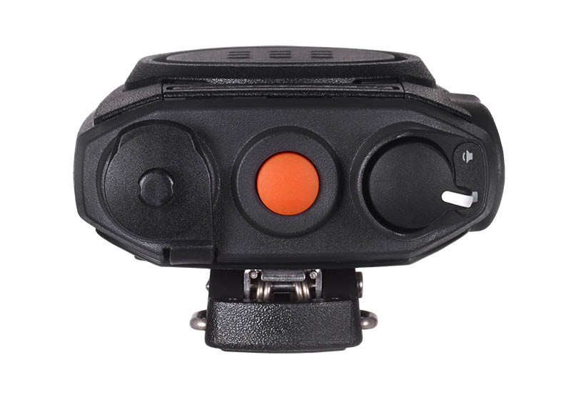 Voorzijde van een zwart elektronisch apparaat met een oranje knop.