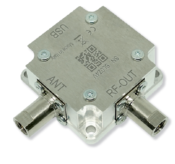 Adaptateur métallique avec ports USB, antenne et RF-OUT, QR code dessus.