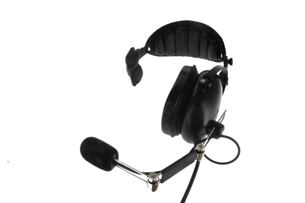 Casque noir avec bras de microphone et bandeau rembourré.