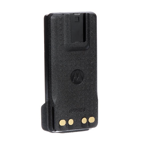 Batterie noire de radio avec points de contact dorés en bas.