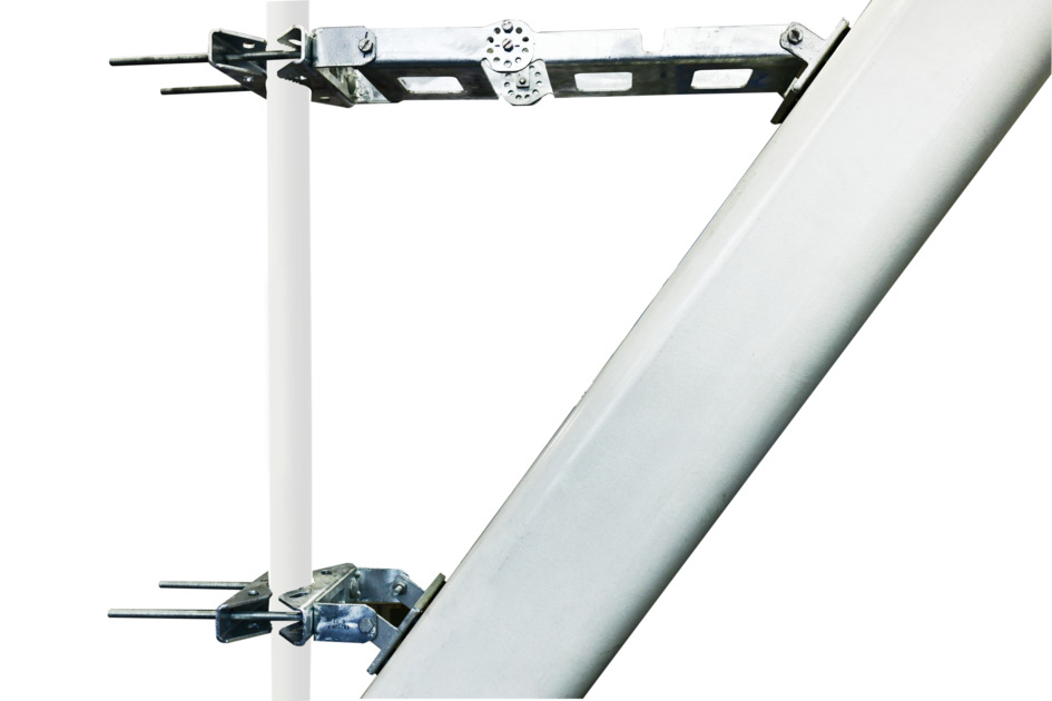 Pièce métallique argentée relie deux tubes ronds blancs à angle droit.